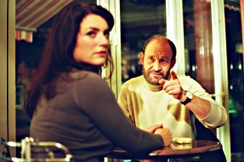 Koballa (Michael Mendl) beschwört für Manuela (Christine Neubauer) die Vergangenheit herauf. Ein schöner Tag © 2005 Lanapul Film