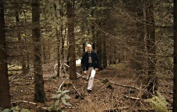 Jörg Schnitger auf Spurensuche im Wald / DAS BAND IST NICHT GERISSEN © 2017 Lanapul Film